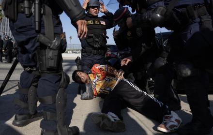 Un manifestante es arrestado en Los Ángeles, California, EE. UU.