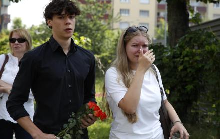 Estudiantes llegan para rendir homenaje a las víctimas del tiroteo escolar en Graz, Austria, el 11 de junio de 2025.