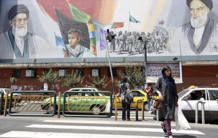 Ciudadanos iraníes caminan en una calle de Teherán, Irán.