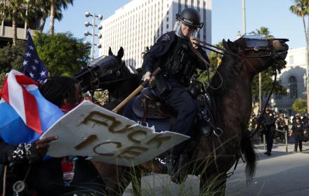 Agentes del Departamento de Policía de Los Ángeles se enfrentan a los manifestantes