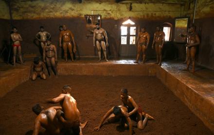 El luchador Mauli Jamdade en sesión de entrenamiento en Maharashtra, India.