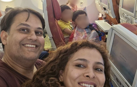 La familia Joshi-Vyas sonríe en su última fotografía minutos antes del despegue del vuelo AI171 de Air India.