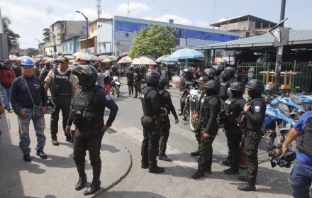 Policías Toque de Queda