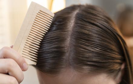 adulto-cuidando-su-cabello