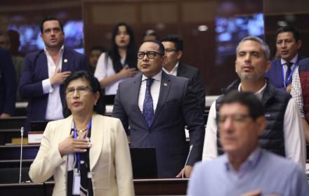 Ronal González (centro) fue sancionado por usar un megáfono en el hall de la Asamblea.