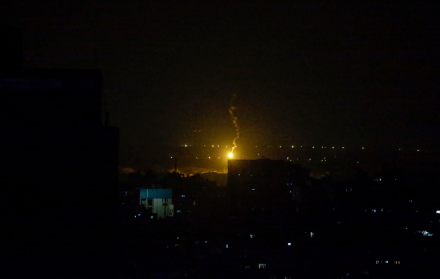 Misiles iraníes pasan por el espacio aéreo de la Franja de Gaza antes de alcanzar objetivos dentro de Israel, el 13 de junio de 2025.