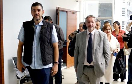 Luego de la audiencia de este sábado, Aquiles Álvarez y su abogado fueron captados en dirección al mercado Iñaquito.