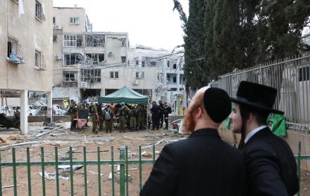 Dos hombres judíos en el centro de Israel