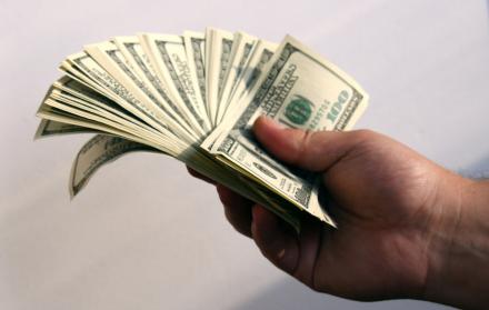 Mano sosteniendo dinero en efectivo