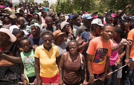 Personas haciendo fila para recibir las raciones alimentarias que entrega el Programa Mundial de Alimentos (WFP) de la ONU en Haití.