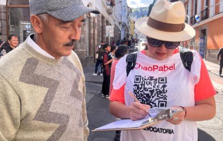 Néstor Marroquín y otros voluntarios del colectivo Cuida tu voto han recolectado las firmas para la revocatoria de Pabel Muñoz, en diferentes sectores de Quito.