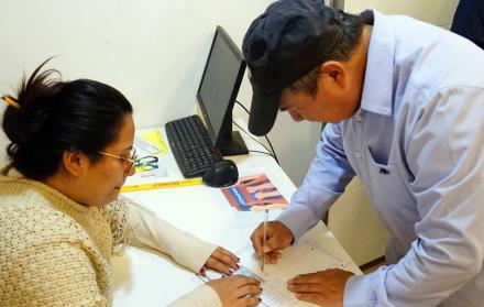 Néstor Marroquín y el colectivo Cuida tu voto recolectan las firmas para la revocatoria del mandato contra el alcalde de Quito, Pabel Muñoz.
