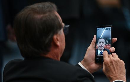 El expresidente brasileño Jair Bolsonaro tomándose una 'selfie'.