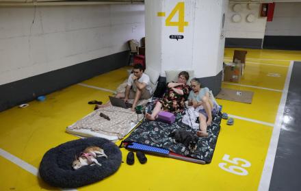 Personas pasan la noche en un estacionamiento subterráneo Tel Aviv, Israel