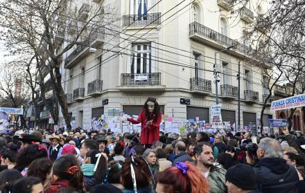 Personas a las afueras de la casa de la expresidenta de Argentina Cristina Fernández
