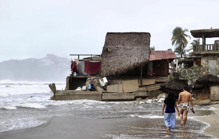 Fuerte oleaje e intensas lluvias, en Acapulco (México).