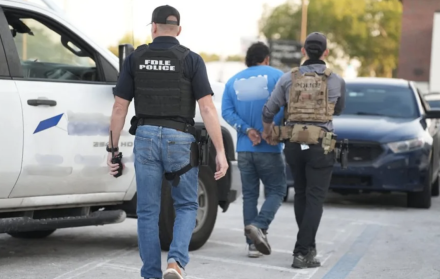Profesora alerta a padres latinos sobre redada migratoria durante ceremonia de graduación escolar.