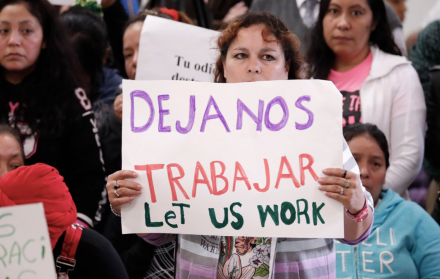 Las redadas migratorias reactivadas por el DHS afectan principalmente a trabajadores latinos en sectores como hotelería, agricultura y restaurantes.