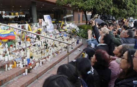 Personas rezan por la salud del senador Miguel Uribe