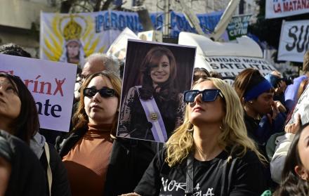 Manifestantes con imagen de la expresidenta argentina Cristina Fernández