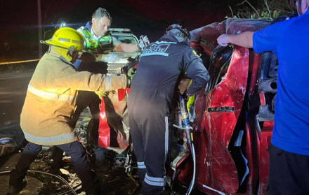 Restos de los vehículos involucrados en el accidente que dejó cuatro muertos en la parroquia Cascol, cantón Paján, provincia de Manabí.
