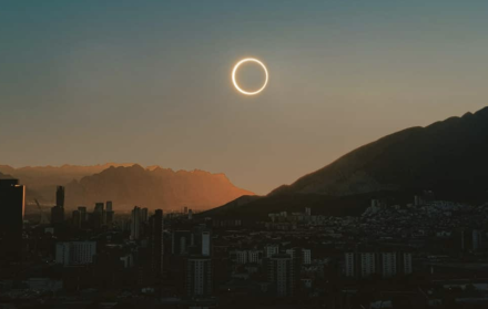 Los eclipses solares totales son eventos únicos que atraen a miles de personas alrededor del mundo, dispuestas a viajar para vivir este espectáculo natural en su máximo esplendor.