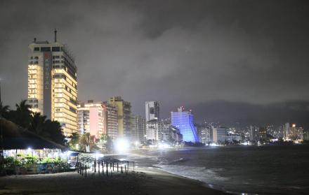 Oleaje en las playas del balneario de Acapulco en Guerrero (México)