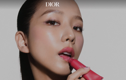Los nuevos beauty charms de Dior combinan belleza y joyería en un accesorio cargado de estilo.