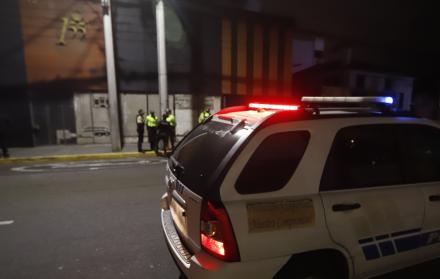 Patrulleros de la Policía resguardaron el lugar, mientras los agentes recababan indicios de la explosión al frente de un club nocturno en la calle Logroño y avenida De La Prensa, norte de Quito.