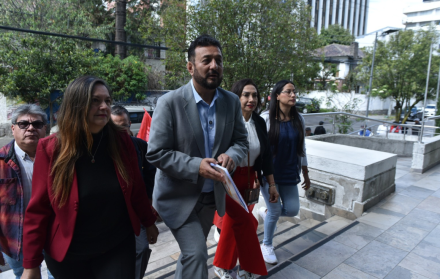 Geovanny Atarihuana, de Unidad Popular, durante la entrega de la demanda en la Corte Constitucional