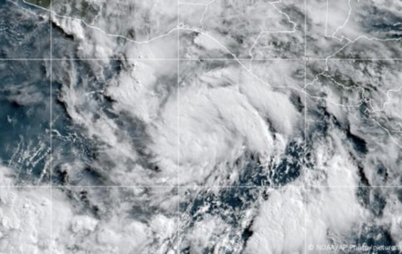 Colapso vial e inundaciones en Oaxaca tras el paso del huracán Erick, que dejó dos muertos y desplazó a cientos de personas.