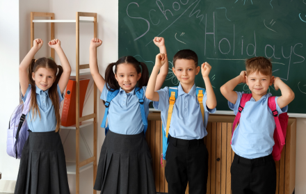Estudiantes del régimen Sierra y Amazonía celebran el inicio de sus vacaciones escolares 2025, tras finalizar el año lectivo.