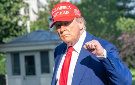 El presidente de Estados Unidos, Donald Trump, fue captado este sábado, 21 de junio, a la salida de la Casa Blanca, en Washington DC (EE.UU.)