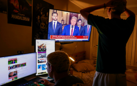 Varias personas observan la alocución del presidente de EE.UU., Donald Trump,el 22 de junio de 2025.