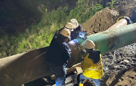 Trabajadores reparando un tramo de la tubería del SOTE