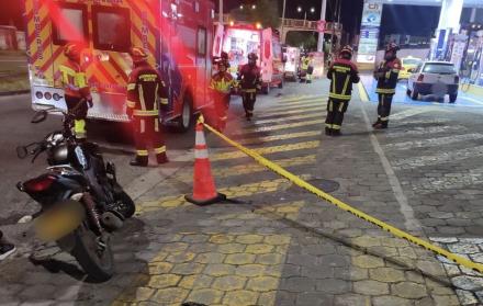 Los bomberos llegaron con tres ambulancias al sector del Parque de los Recuerdos, para atender a los heridos tras un accidente en la av. Galo Plaza Lasso.