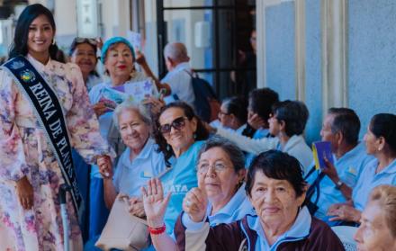 adultos mayores en museo