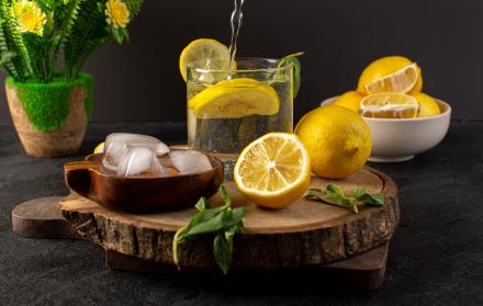 una-vista-frontal-de-agua-con-limon