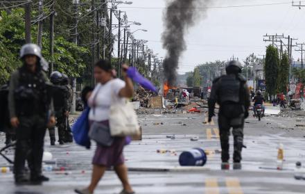 Civiles y policías en protestas de Changuinola (Bocas del Toro, Panamá).
