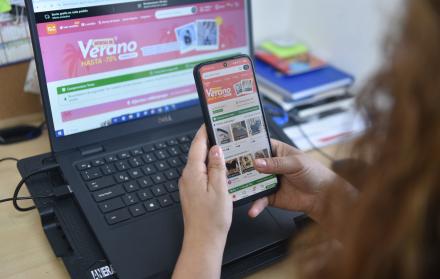 Mujer cotiza y hace compras en la plataforma de Temu