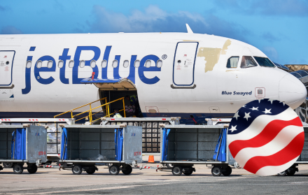 Aviones de JetBlue esperan en una pista del Aeropuerto Internacional de Miami, aeropuerto desde el cual la aerolínea dejará de operar el 3 de septiembre de 2025.
