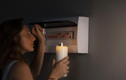corte energía eléctrica luz apagón breakers Freepik