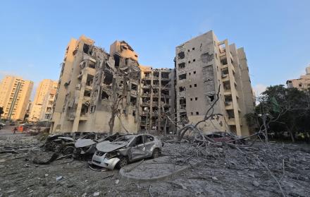 Fotografía cedida por el Servicio de Bomberos y Rescate de Israel donde se observa los daños en una zona por el ataque de un misil iraní