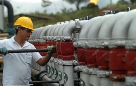 Un hombre labora en planta petrolera.
