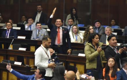 Debate en la Asamblea Nacional durante la aprobación de la Ley de Integridad Pública en Ecuador.