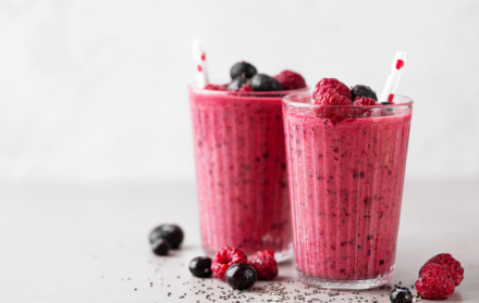 Un batido antioxidante con frutos rojos, espinaca y chía: ideal para fortalecer huesos y mejorar la memoria.