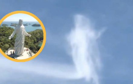 Nube fotografiada durante un acto religioso en Filipinas que muchos interpretan como la silueta de Jesús con los brazos abiertos.
