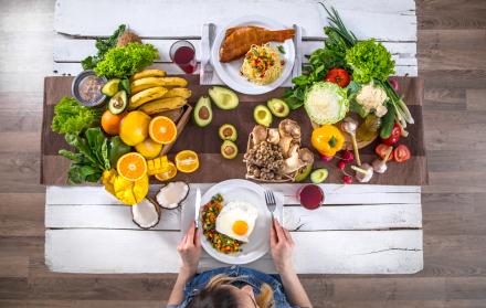 la-mujer-en-la-mesa-con-alimentos-organicos-la-vista-desde-la-parte-superior