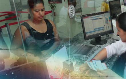 Mujer hace trámites dentro de una cooperativa de ahorro y crédito