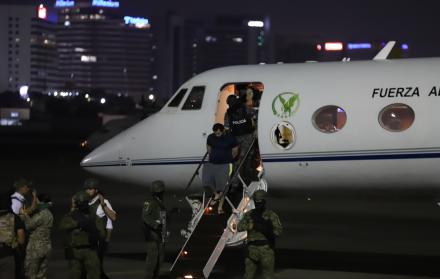 José Adolfo Macías Villamar, alias Fito, fue trasladado bajo fuerte custodia militar a la cárcel La Roca.